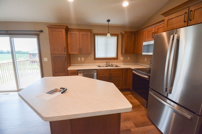 Building Photo - Beautiful and Spacious 4 Bedroom 3 Bath Av...