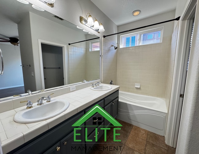 Building Photo - Beautiful 3 Bedroom, 2 Bath Home in Desira...