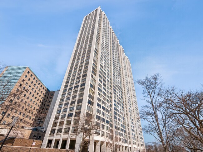 Primary Photo - 2800 N Lake Shore Dr