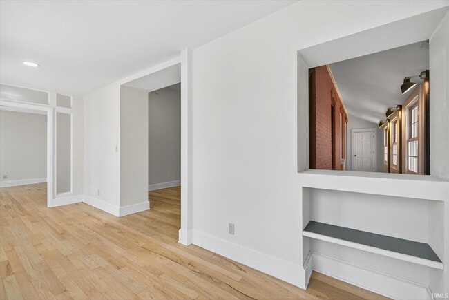 Building Photo - 114 E 6 St