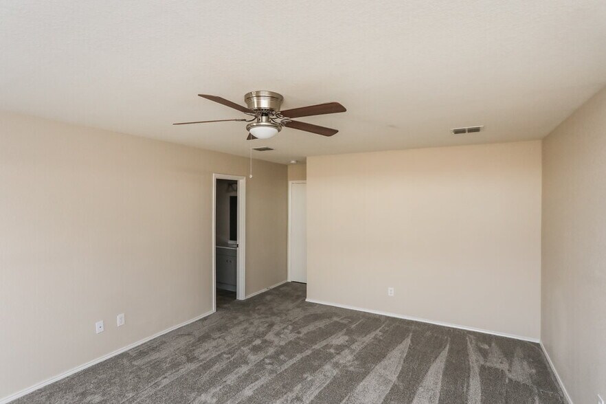 Building Photo - 1316 Hazelnut Dr