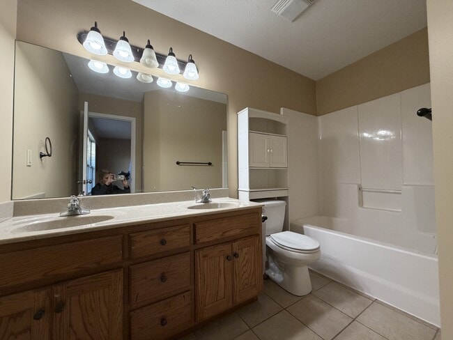 Building Photo - 515 W 3rd St