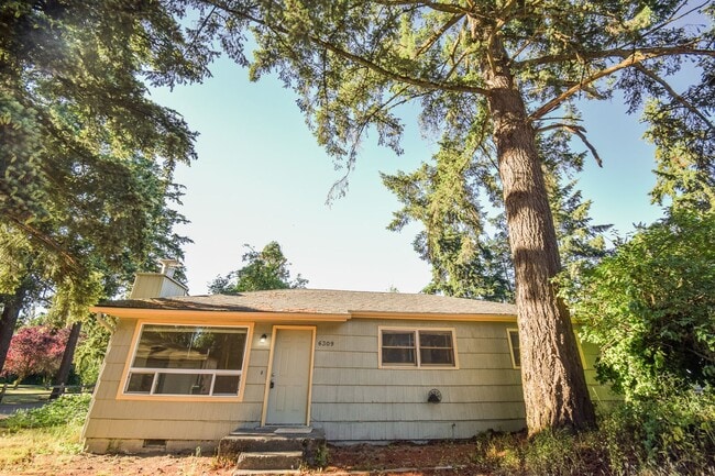 Building Photo - 3 Bedroom 1Bath House, Quiet neighborhood with park across the street