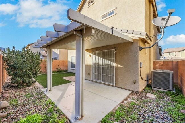 Building Photo - 321 Copper Pine Ave