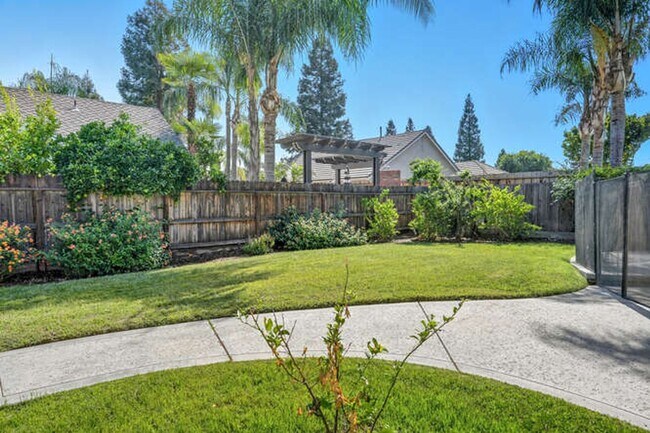 Building Photo - Spacious 5-Bedroom Home with Pool in NE Fr...