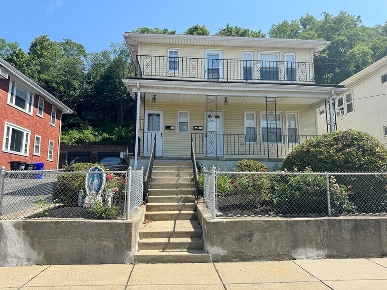 Building Photo - 211 Gladstone St