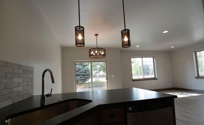 Building Photo - End Unit 3 Bedroom 2 Bathroom Condo