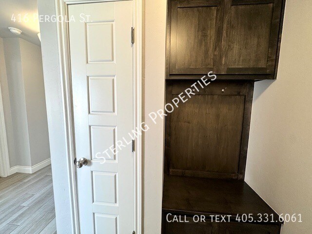 Building Photo - 416 Pergola St