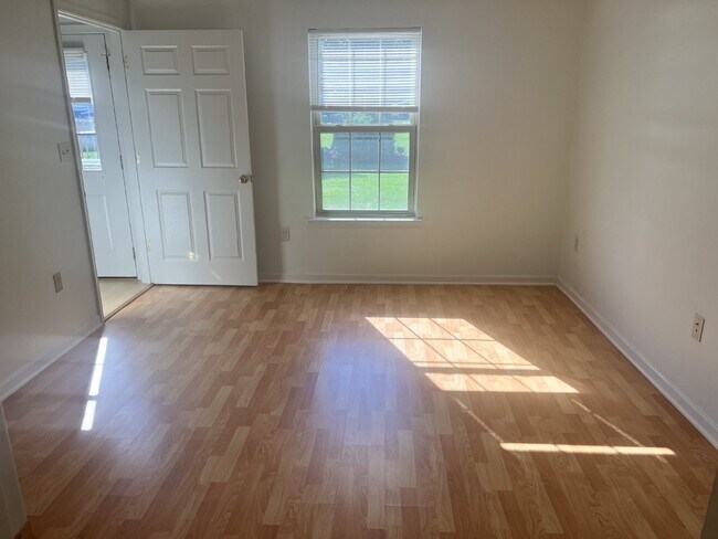 Building Photo - Charming 3-Bedroom End Unit Townhouse in B...