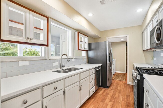 Building Photo - 9 Lakeview Manor