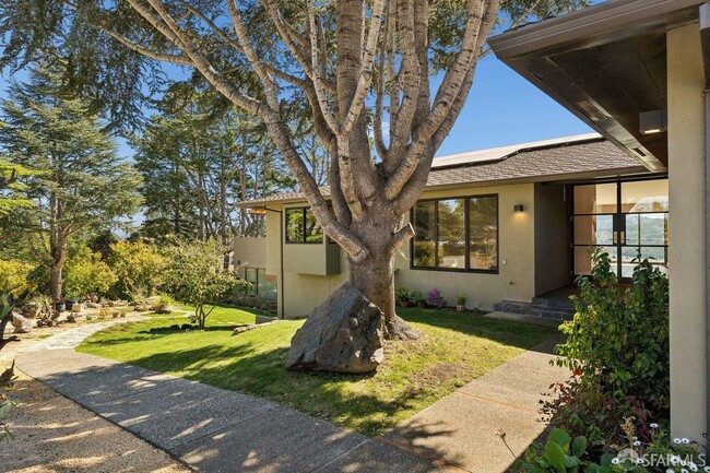 Building Photo - 1435 Lakeview Dr