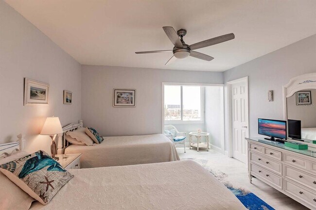 Building Photo - 1125 W Peppertree Dr