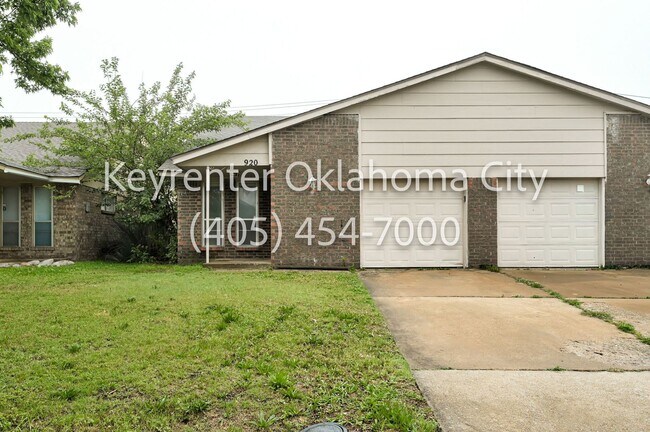 Building Photo - 920-922 SW 97th St Duplex