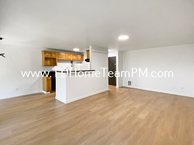 Building Photo - "Chic 2-Bed Condo with Scenic Views & Gran...
