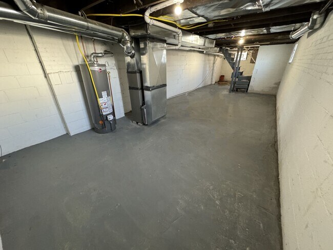 Building Photo - 2 Bedroom - Weiland Park