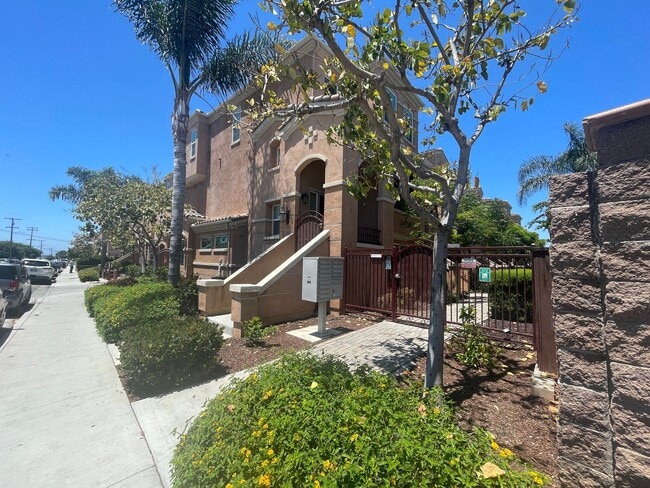 Building Photo - 3 Bed, 3 Bath Gated Modern Townhome –  2-Car Garage, 2 Balconies, All Appliances & AC