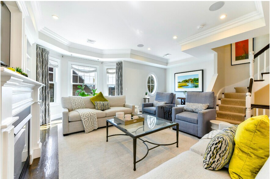 Living room with bay window - 846 E Broadway