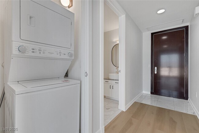 Building Photo - 4525 Dean Martin Dr