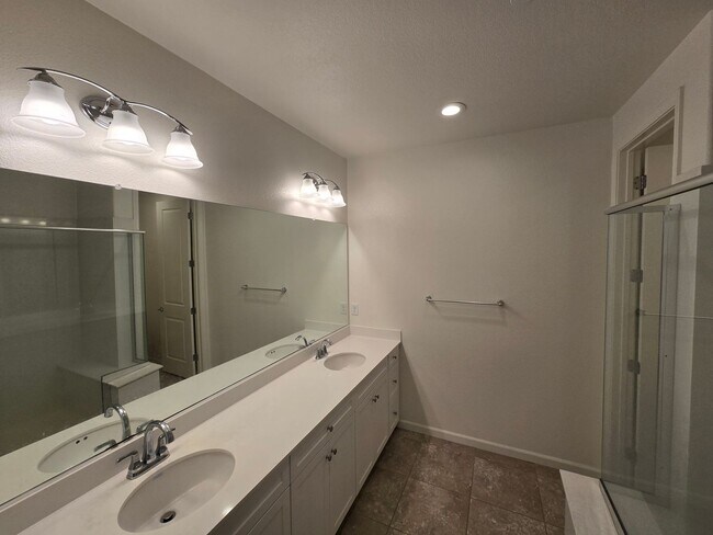 Building Photo - Beautiful 2 Bedroom 2 Bath Townhome in Dublin