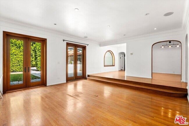 Building Photo - 11159 La Maida St