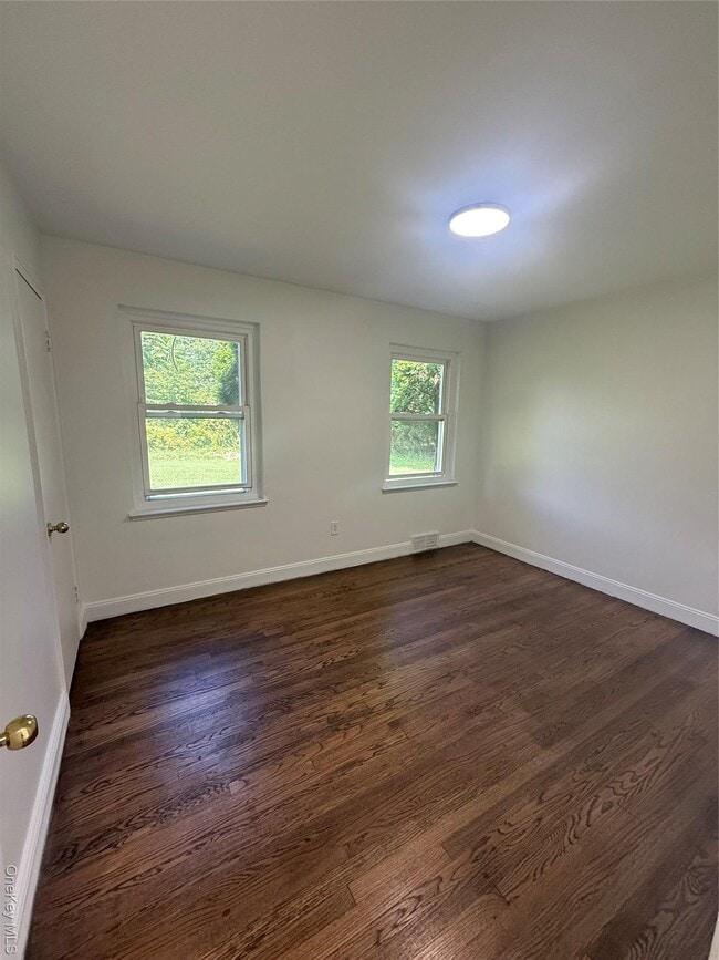 Building Photo - 11 Willow Ln