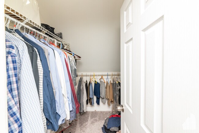 Building Photo - 2428 W Carmen Ave