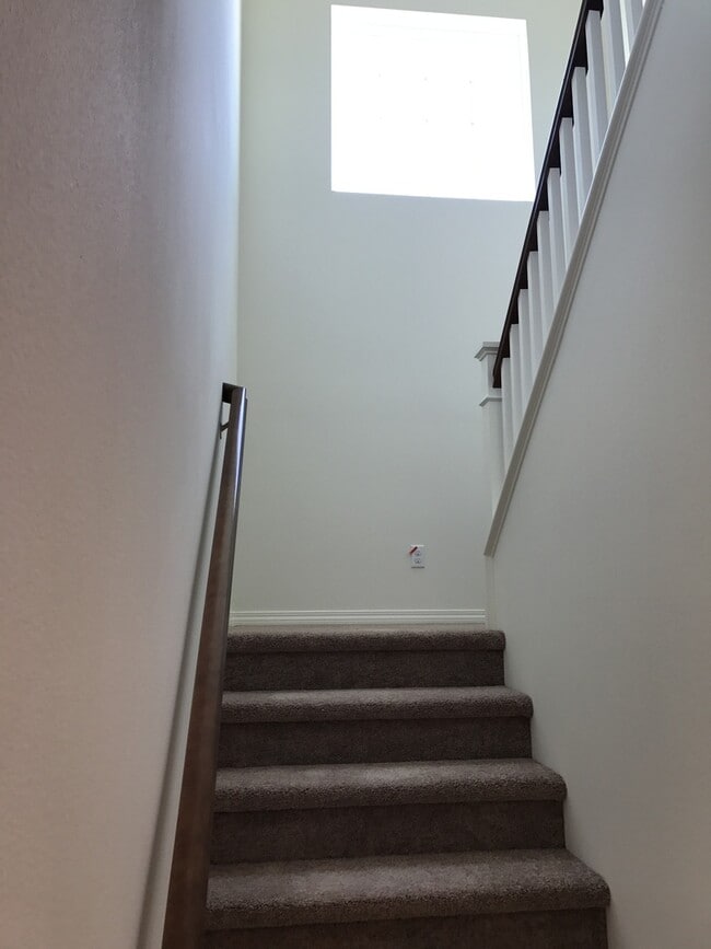 Building Photo - 5 bed home in RiverBend community, Eastval...