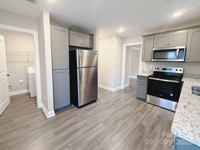 Building Photo - 921 Pineridge St SE