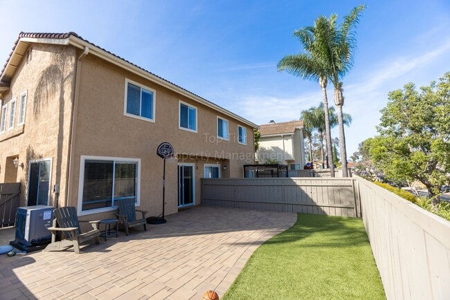 Building Photo - Beautiful 3 bed / 2.5 bath / 1,150 sqft Town Home in walking distance to Vista Village