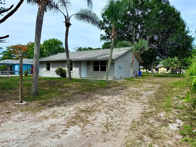 Building Photo - 2564 Navajo Ave