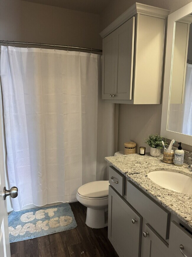 Building Photo - "Spacious 4-Bed, 4.5-Bath Townhouse Retreat in College Station!"