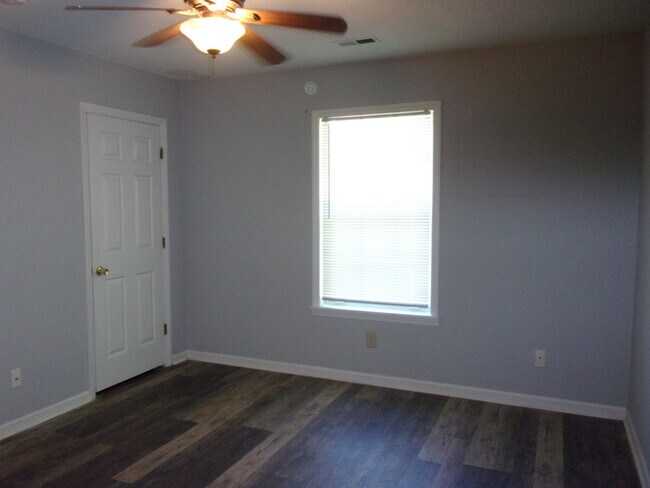 Building Photo - Ground Floor 2 Bedroom 2 Bath Condo in Farmington Hills