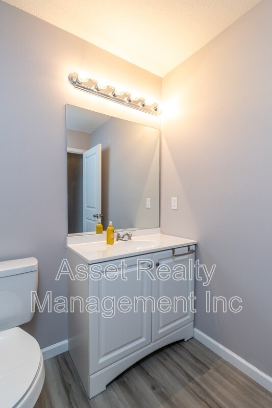 Building Photo - 524 Midlake Dr NE