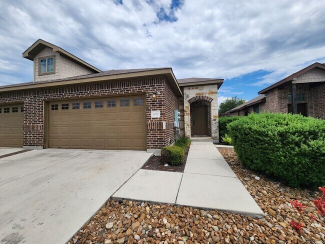 Primary Photo - 3/2/2 Duplex Close To Creekside Shopping C...
