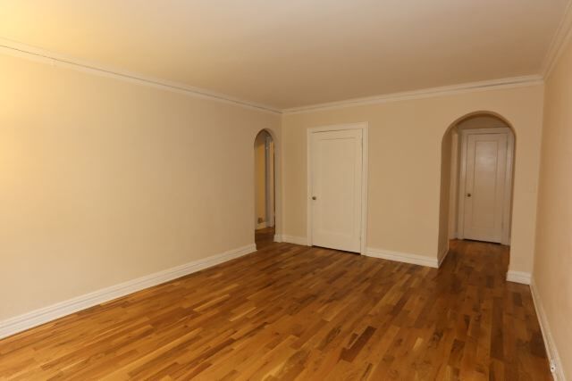 Building Photo - 430 W Roscoe St