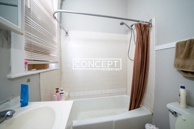 Building Photo - 447 Park Dr