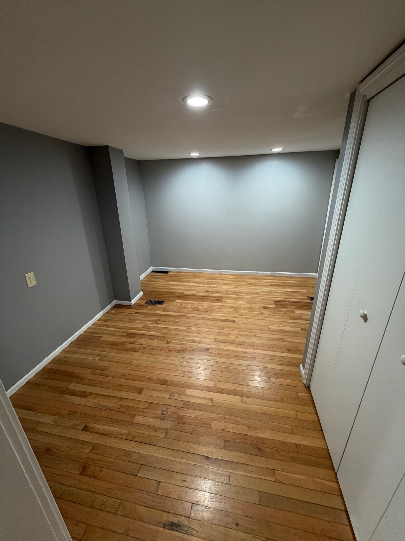 Building Photo - 402 Main St