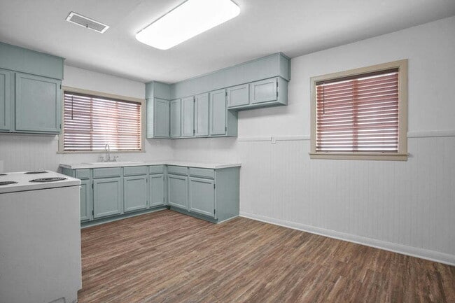 Building Photo - 3/1/1 close to medical and Texas Tech. Neutral colors.. Updated bath