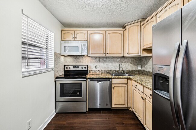 Building Photo - 12012 Greenway Cir S
