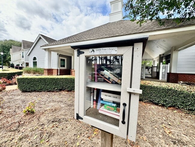 Building Photo - Updated 1st Floor/1-Level Condo Available NOW & Rent Includes Water, Sewer, Trash, Landscaping, F...