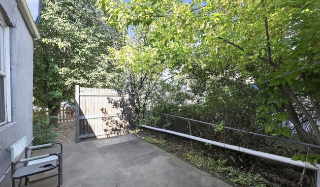 Building Photo - Charming half duplex in Sloane's Lake