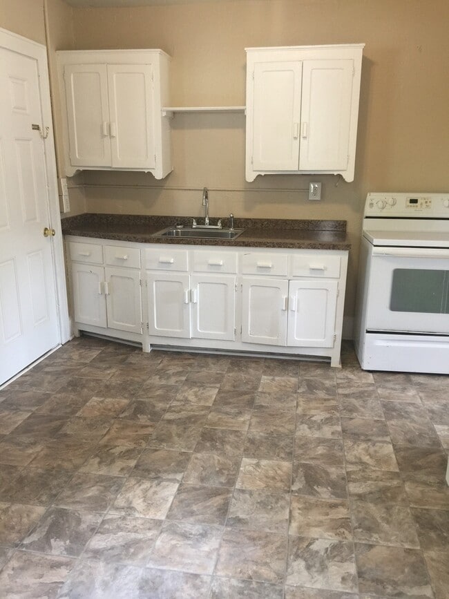 Building Photo - 1400- B Summit Ave