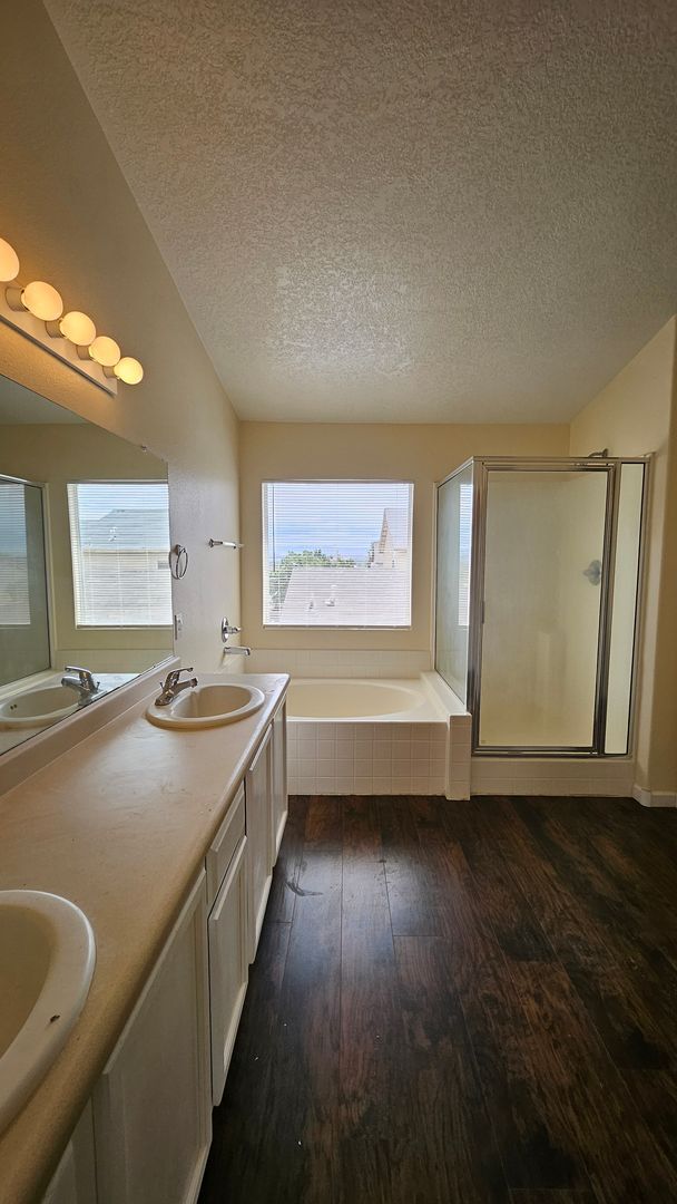 Building Photo - 5 Bed 3 Bath
