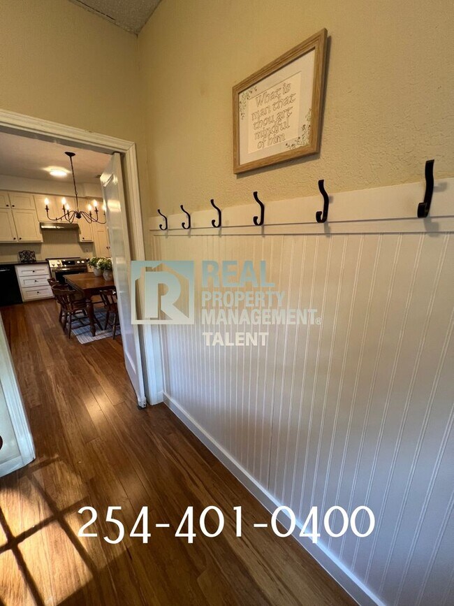 Building Photo - COMING SOON!!  This charming bungalow-styl...