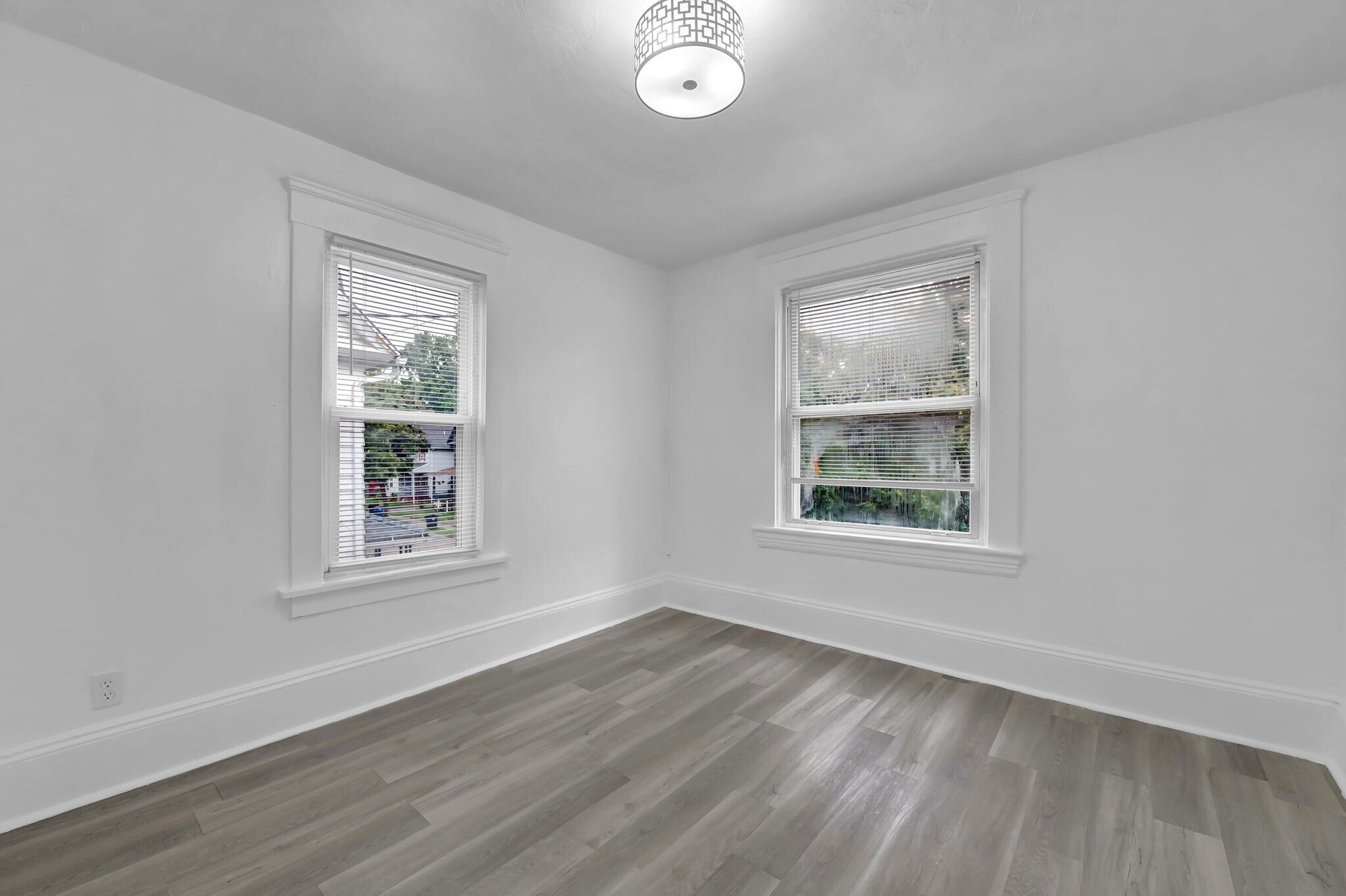 Building Photo - 1423 E 111th St