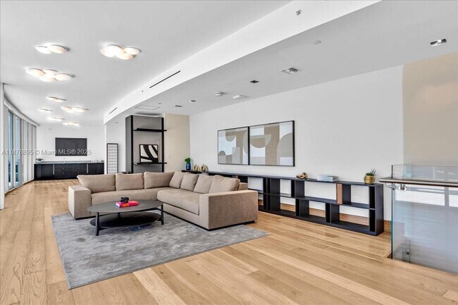 Building Photo - 200 Biscayne Blvd Way