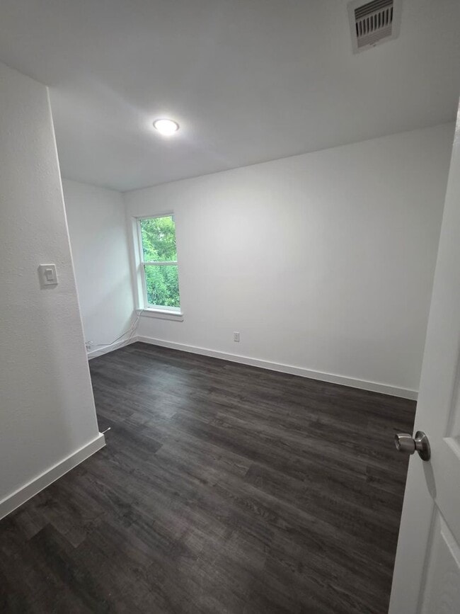 Building Photo - Stunning Duplex with Garage & Modern Finishes