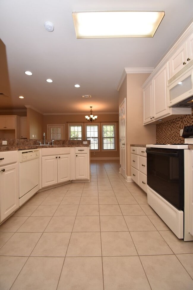 Building Photo - Spacious 3 Bedroom, 2 Bath Home
