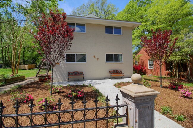Building Photo - 2bd/1ba Apartment located 1 block from Duk...