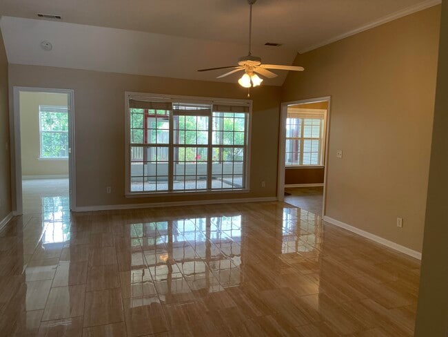 Building Photo - 1247 Carriage Dr